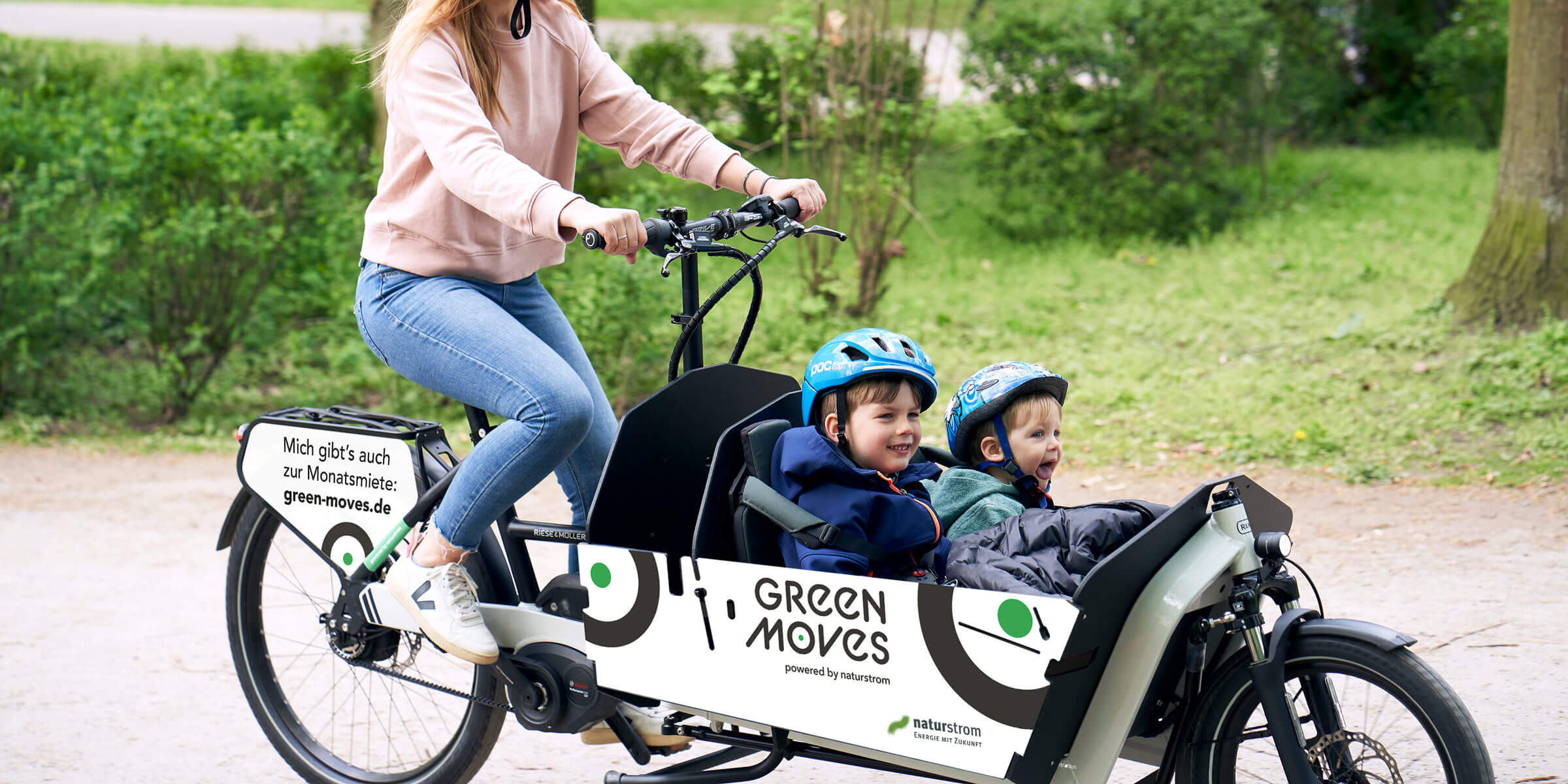 Frau mit zwei Kindern im Green Moves Lastenrad